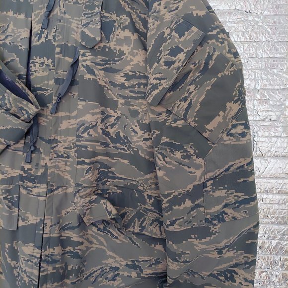See video NUC USAF Tiger Stripe Parka/Shell Sz Large 8415-01-547-3536 - Picture 4 of 11
